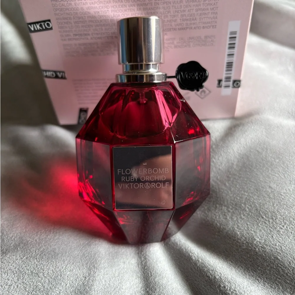 Viktor & Rolf Pink Box with Silver Cap - Picture 4 of 4